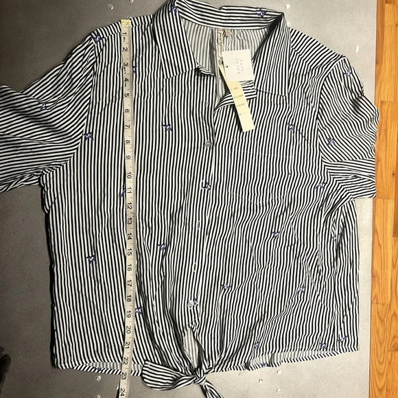 NWT  adorable striped tie front blouse with birds - Picture 6 of 7